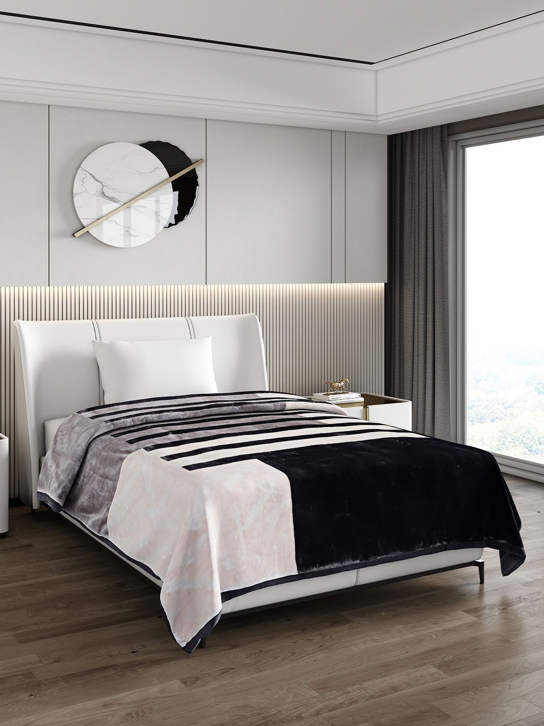 

Monte Carlo Grey & White Geometric Heavy Winter GSM 950 Single Bed Blanket