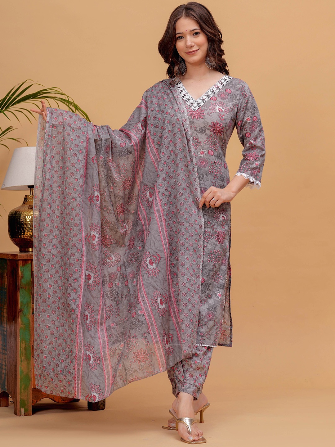 

DORIYA Floral Printed V-Neck Thread Work Straight Kurta with Salwar & Dupatta, Grey