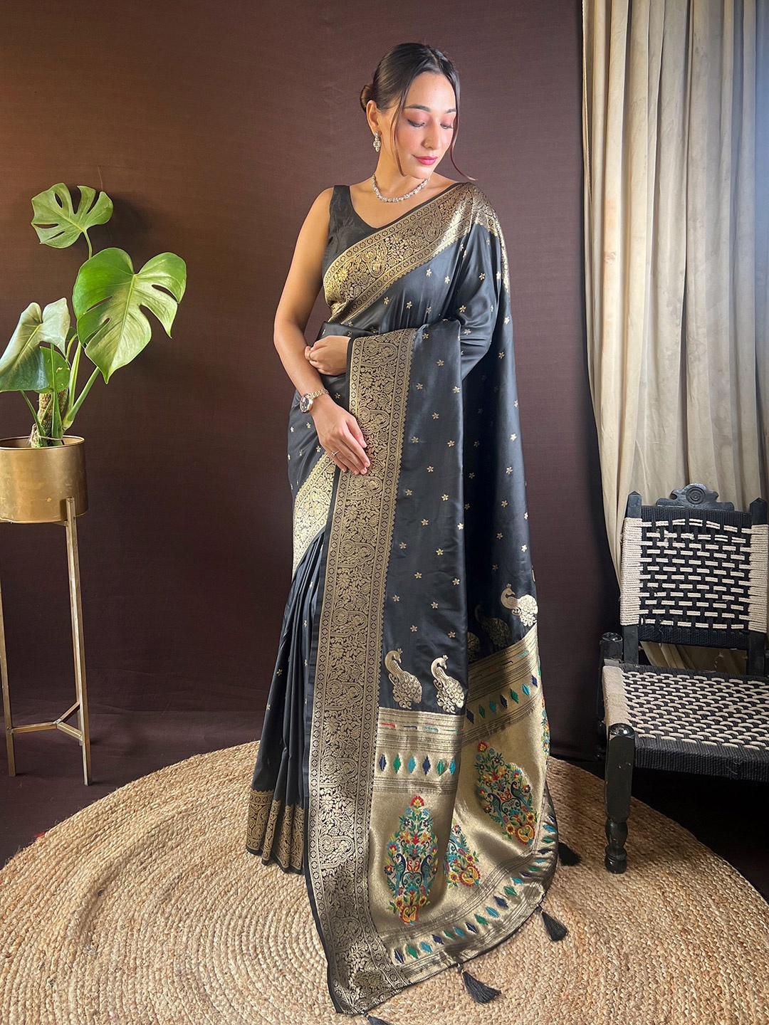 

HEER FASHION Woven Design Zari Silk Blend Paithani Black Saree