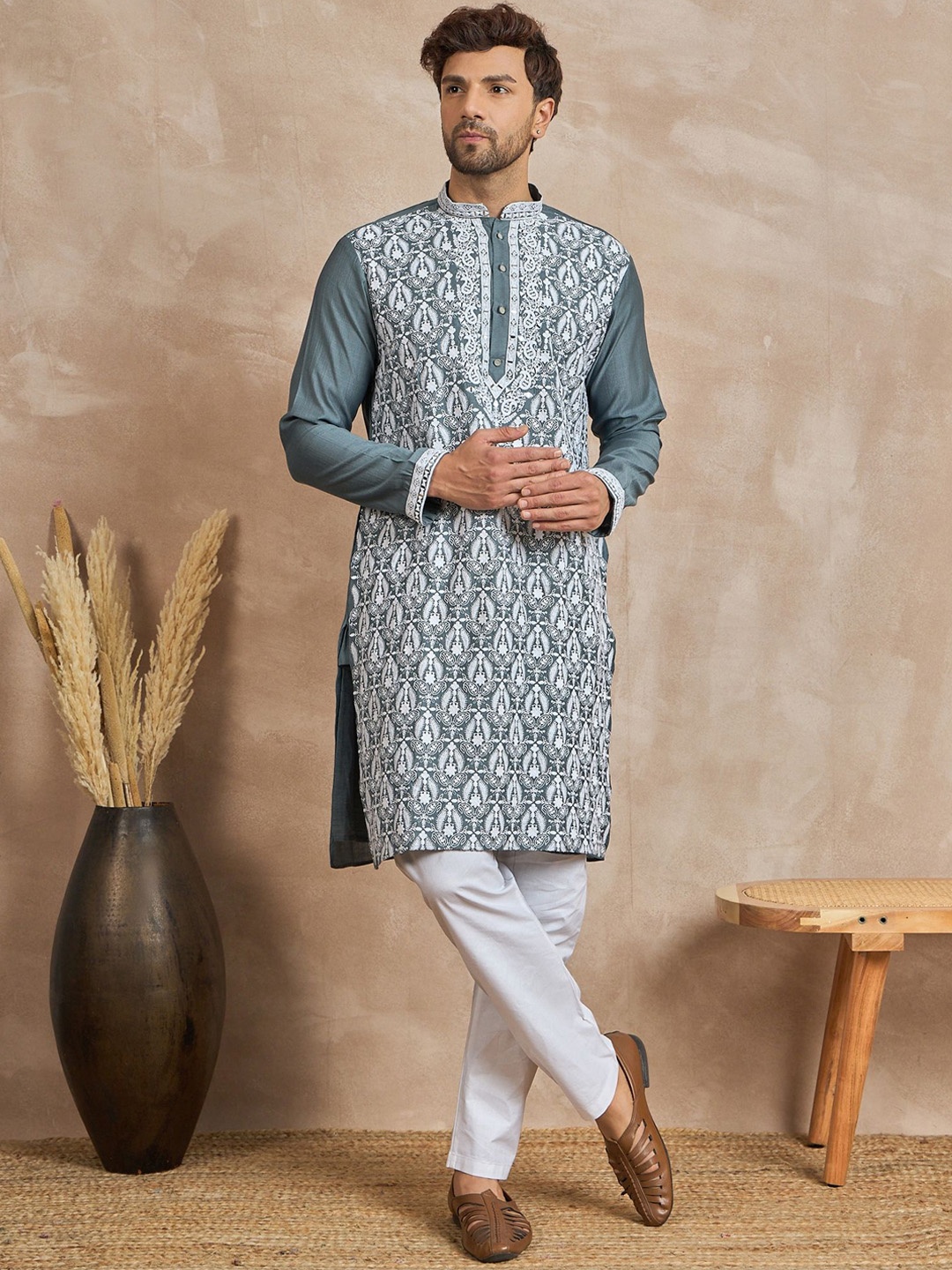 

Anouk Ethnic Motifs Embroidered Mandarin Collar Straight Kurta, Charcoal