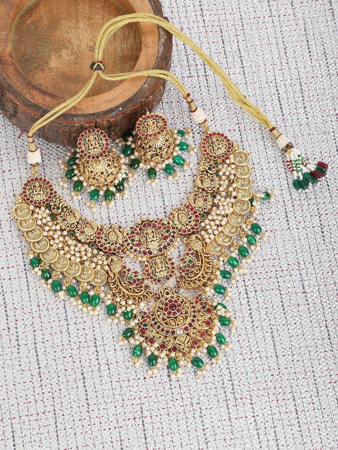 

AURAA TRENDS Gold Plated Kundan Studde Jewellery Set