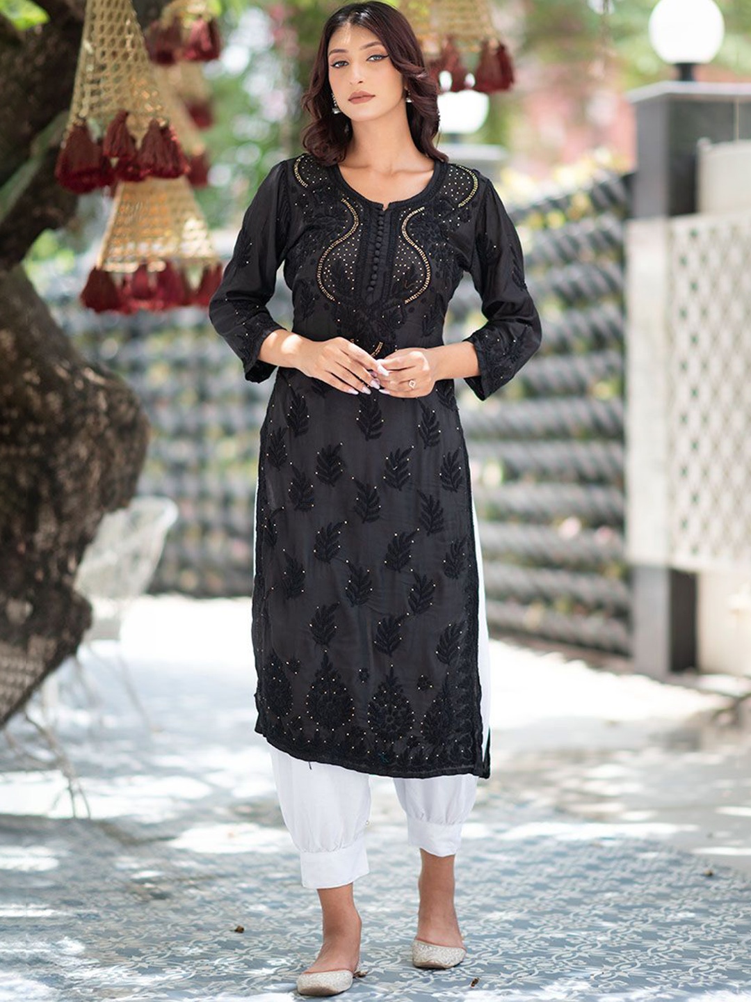 

Rangreza Ethnic Notch Neck Embroidered Straight Kurta, Black