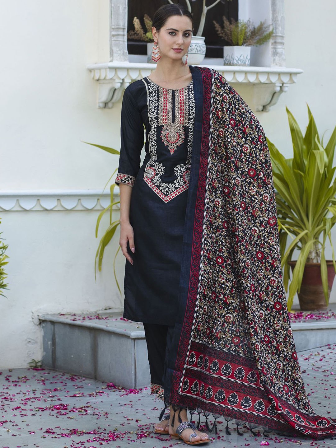 

VredeVogel Floral Embroidered Thread Work Kurta with Trousers & Dupatta, Black