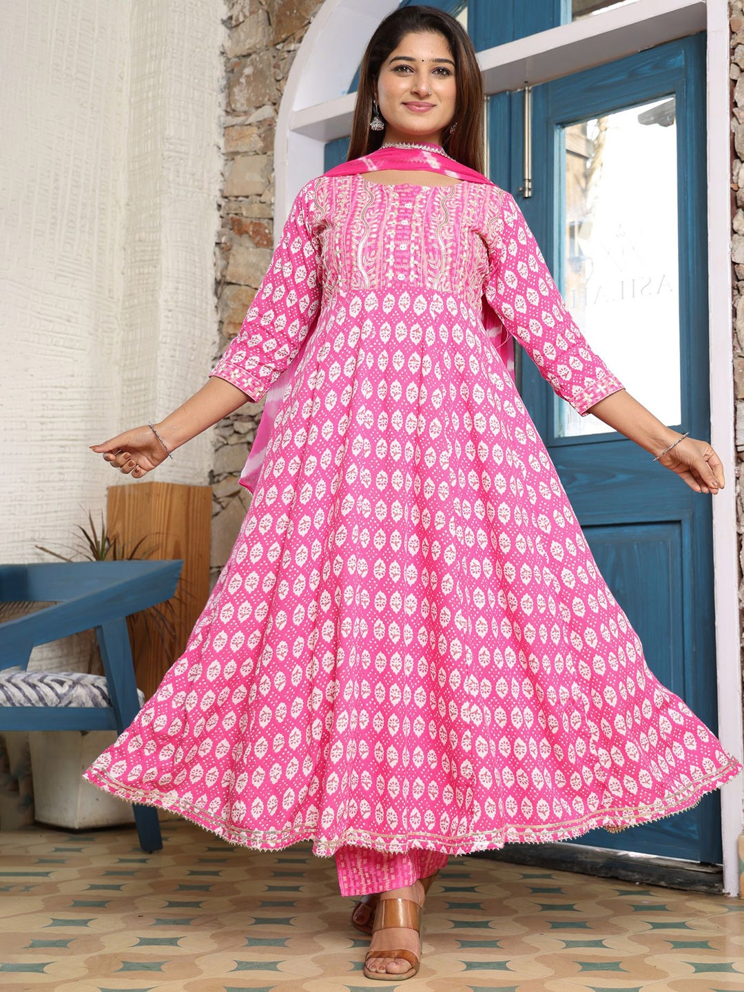 

VYKOO Floral Printed Thread Work Anarkali Kurta With Trousers & Dupatta, Pink