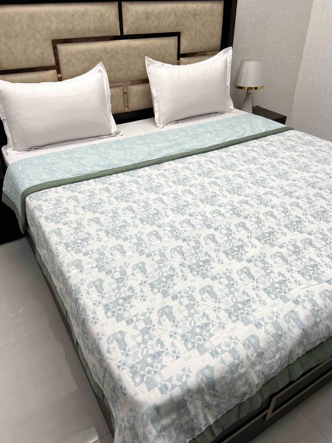 

Pure Decor Green & White Abstract Printed Pure Cotton AC Room 233 GSM Double Bed Dohar