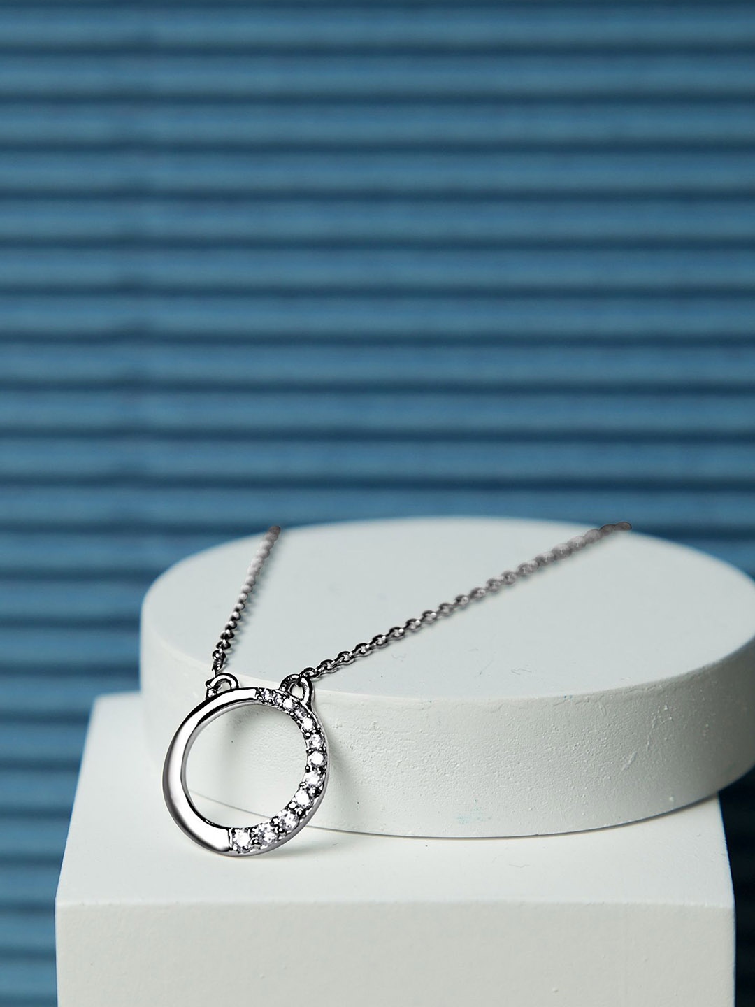 

VELVET IMPERIAL 925 Sterling Silver Plated Circular Pendant with Chain