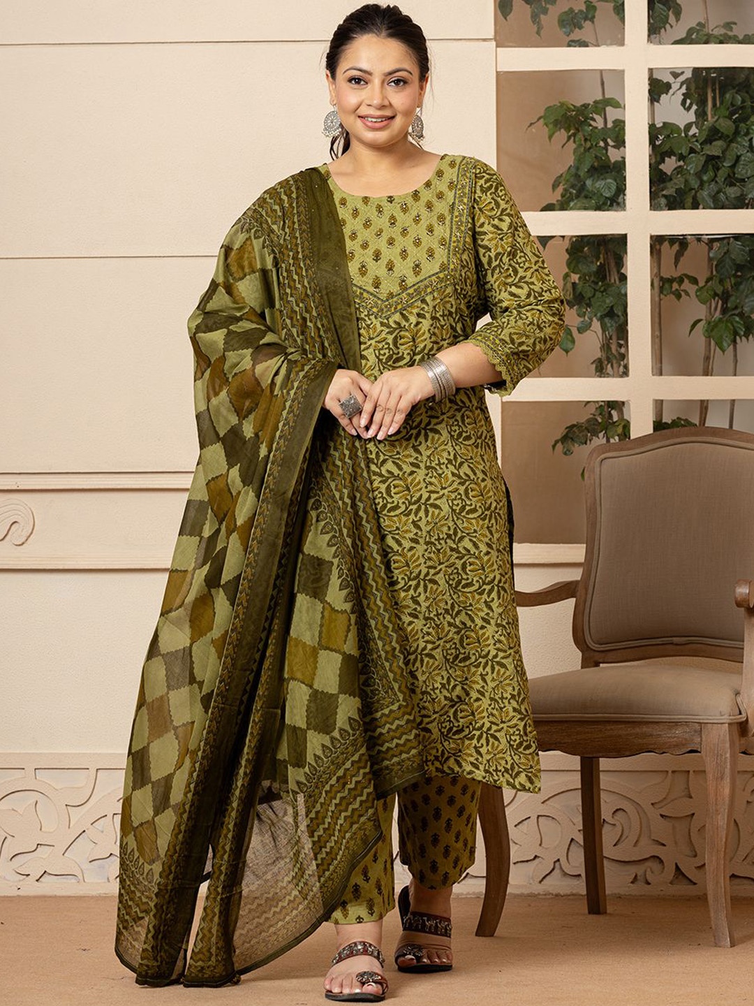 

Yufta Plus Size Floral Printed Pure Cotton Straight Kurta With Trousers & Dupatta, Green