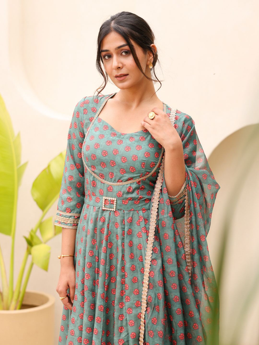 

Ambraee Floral Printed Zari Sweetheart Neck Panelled Anarkali Kurta With Dupatta, Green