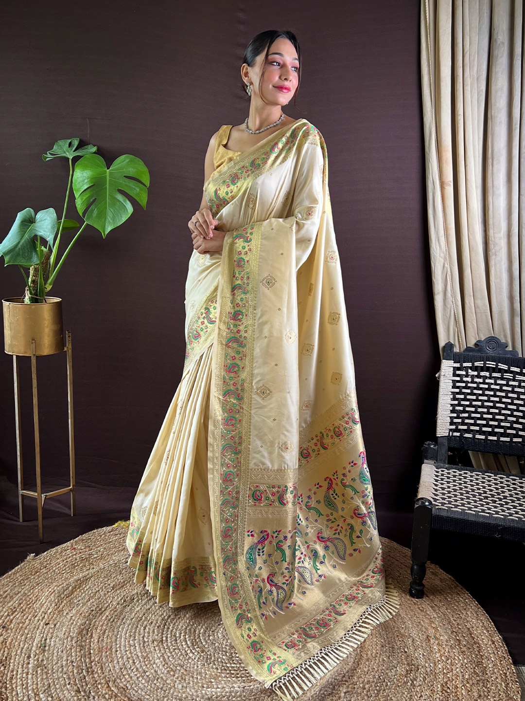 

HEER FASHION Ethnic Motifs Zari Paithani Saree, Off white