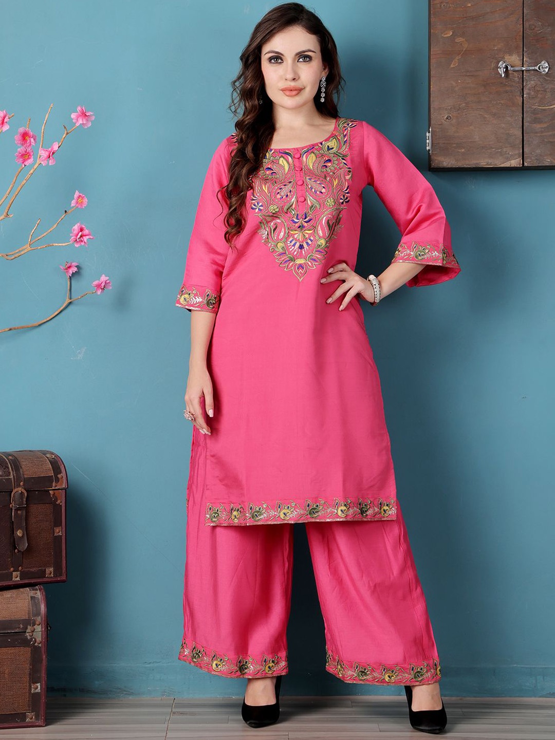 

Ethnovog Floral Embroidered Straight Kurta with Palazzo, Pink