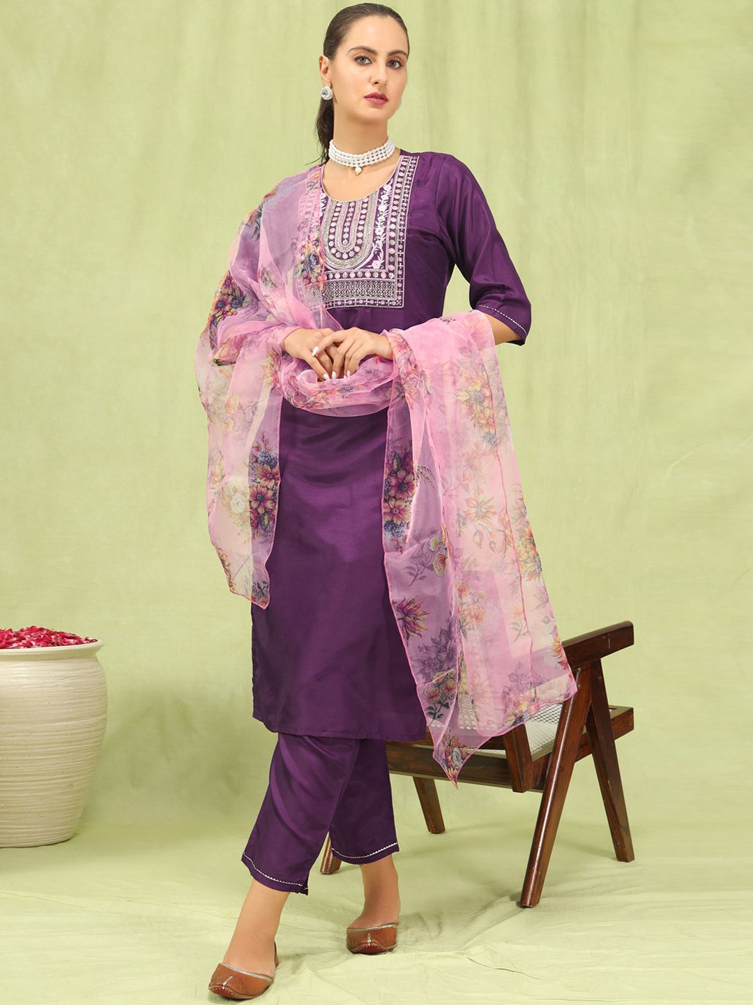 

VredeVogel Ethnic Motifs Embroidered Sequinned Straight Kurta & Trousers With Dupatta, Purple