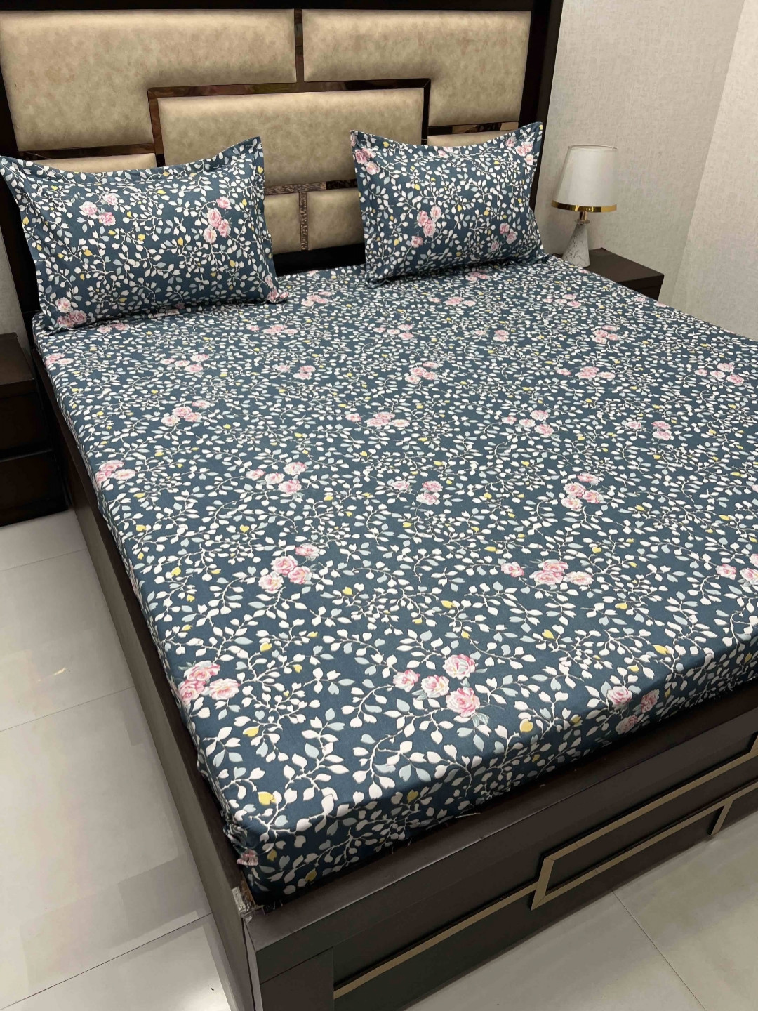

Pure Decor amulya Green & White Cotton Floral 260 TC Queen Bedsheet with 2 Pillow Covers