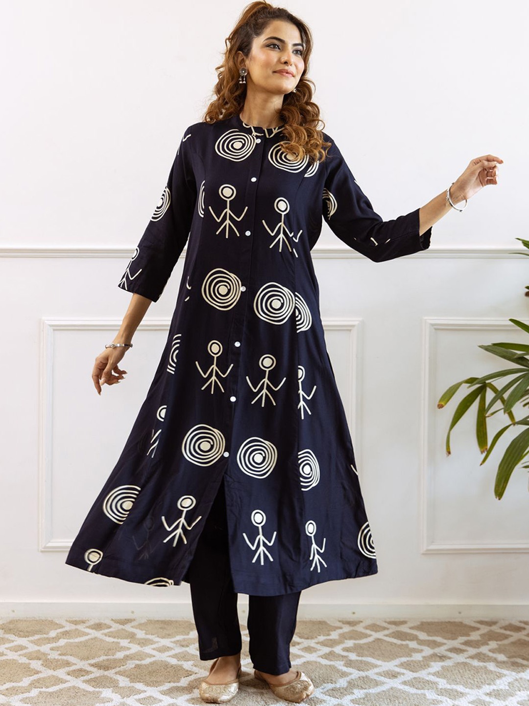 

INDYES Quirky Printed Mandarin Collar Panelled A-Line Kurta With Trousers, Navy blue