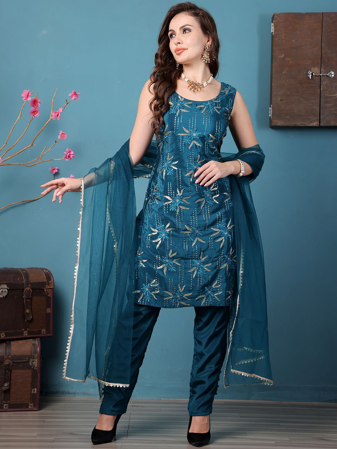 

Ethnovog Ethnic Motifs Embroidered Kurta with Trousers & Dupatta, Green