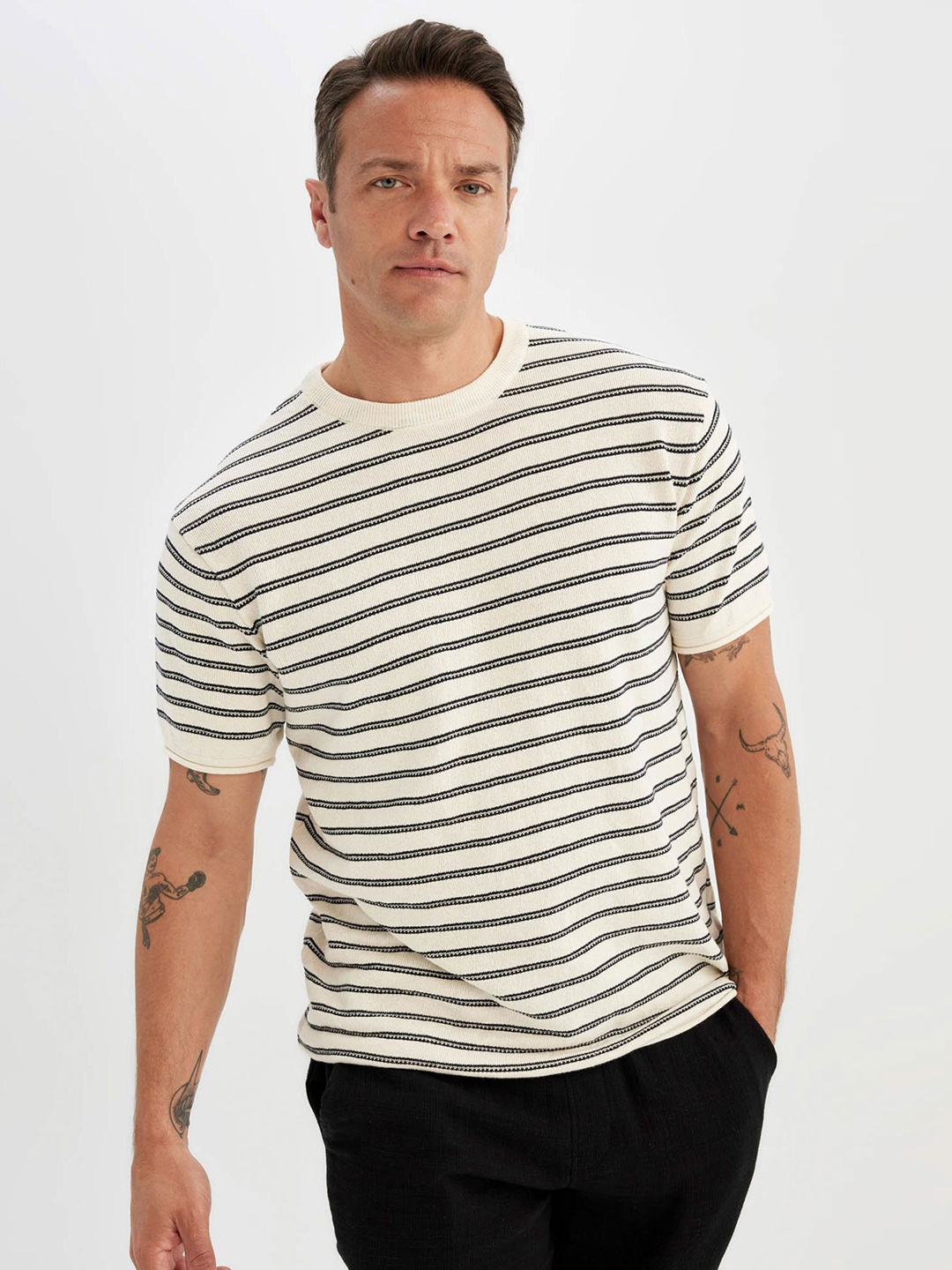 

DeFacto Men Striped Monochrome Pockets T-shirt, Na