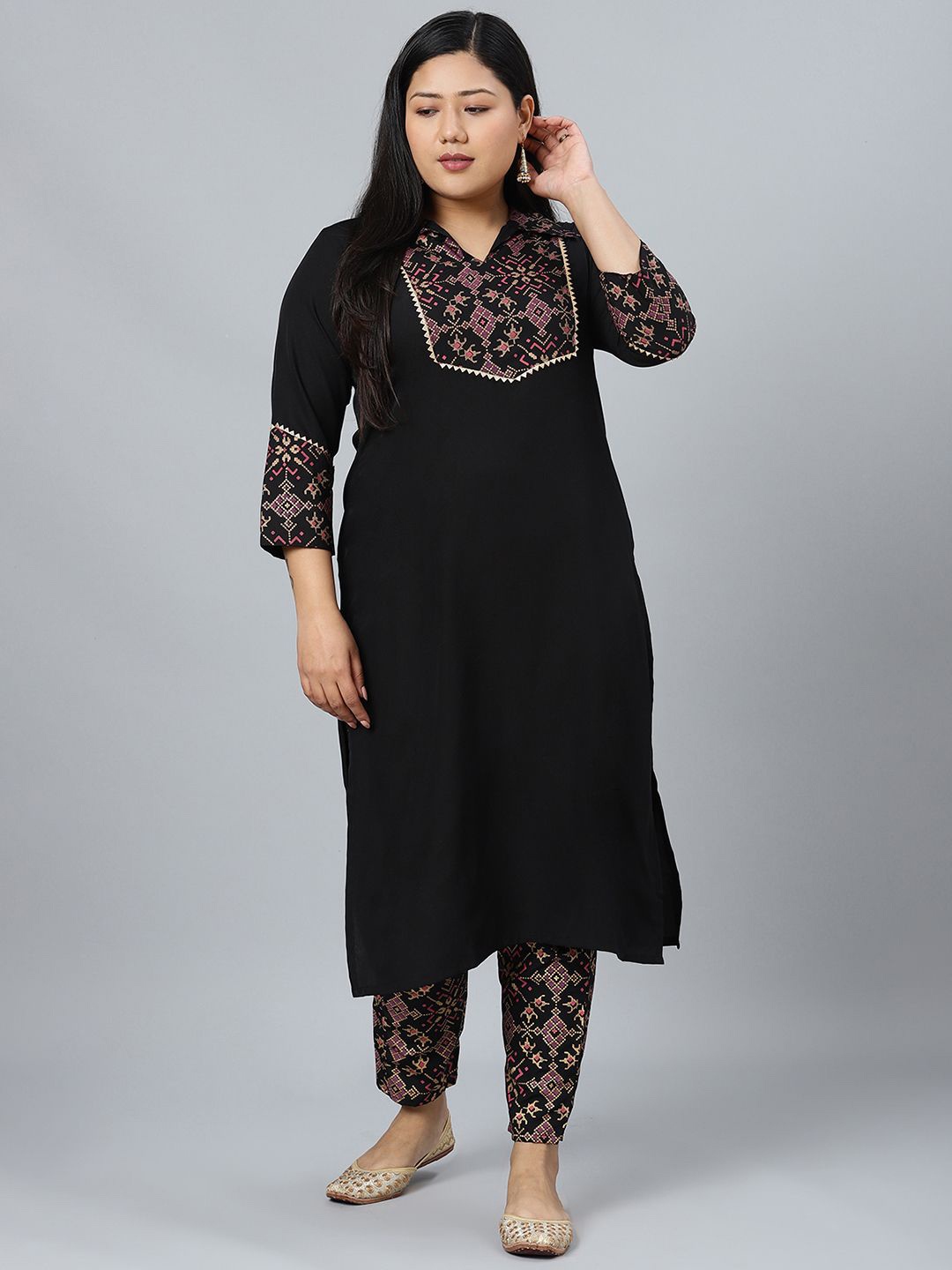 

Sztori Plus Size Geometric Printed Shirt Collar Straight Kurta With Trousers, Black