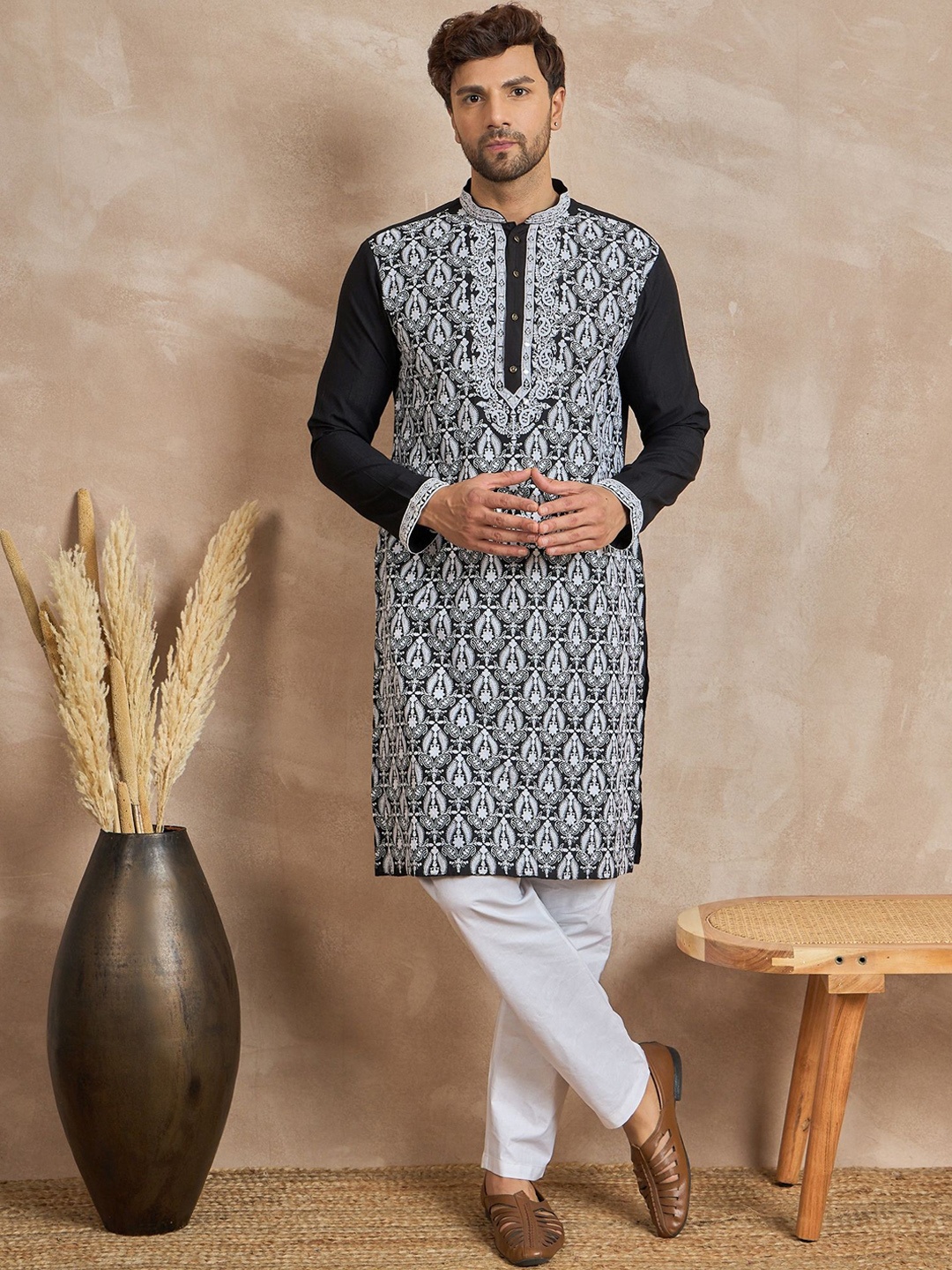 

Anouk Ethnic Motifs Embroidered Mandarin Collar Straight Kurta, Black