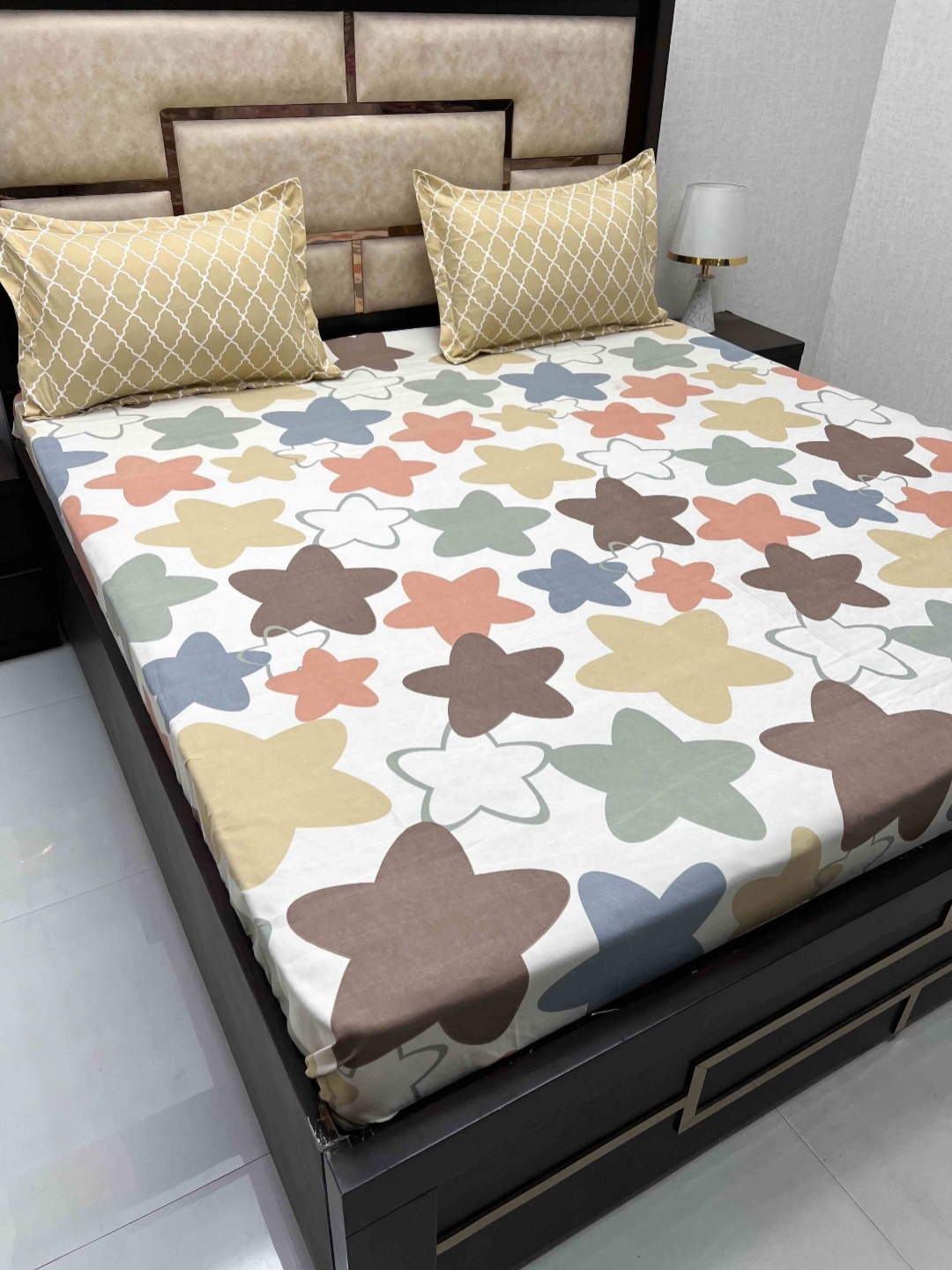 

Pure Decor leisure fur White Cotton Geometric 260 TC King Bedsheet with 2 Pillow Covers