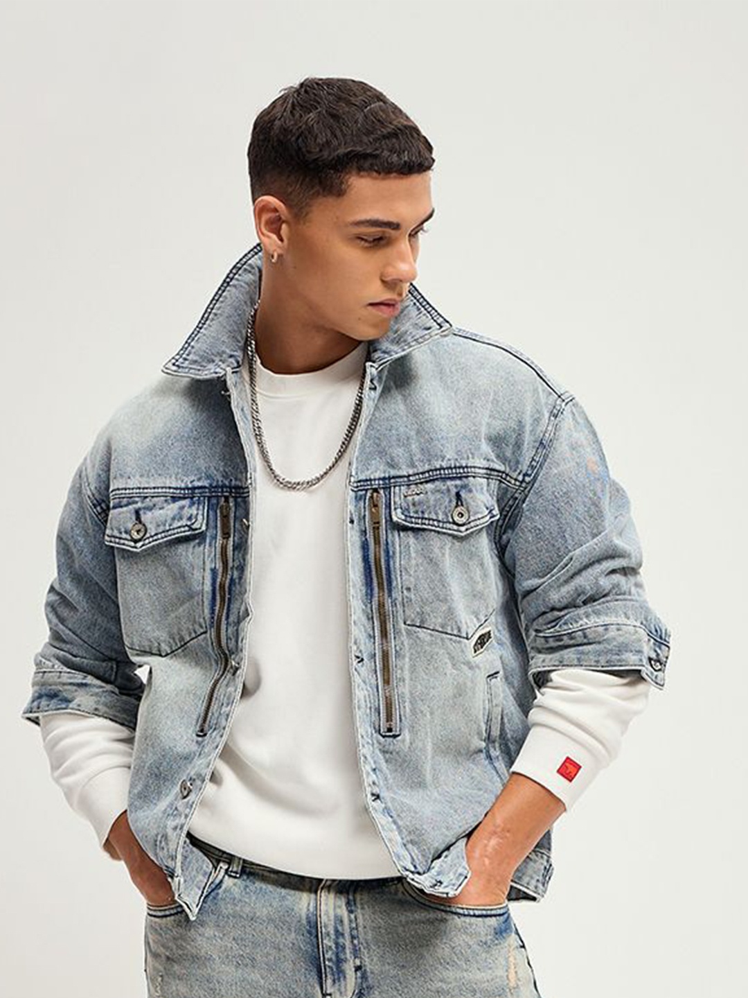 

THE BEAR HOUSE Men Washed Solid Classic Denim Jacket with Zip Detail, Blue