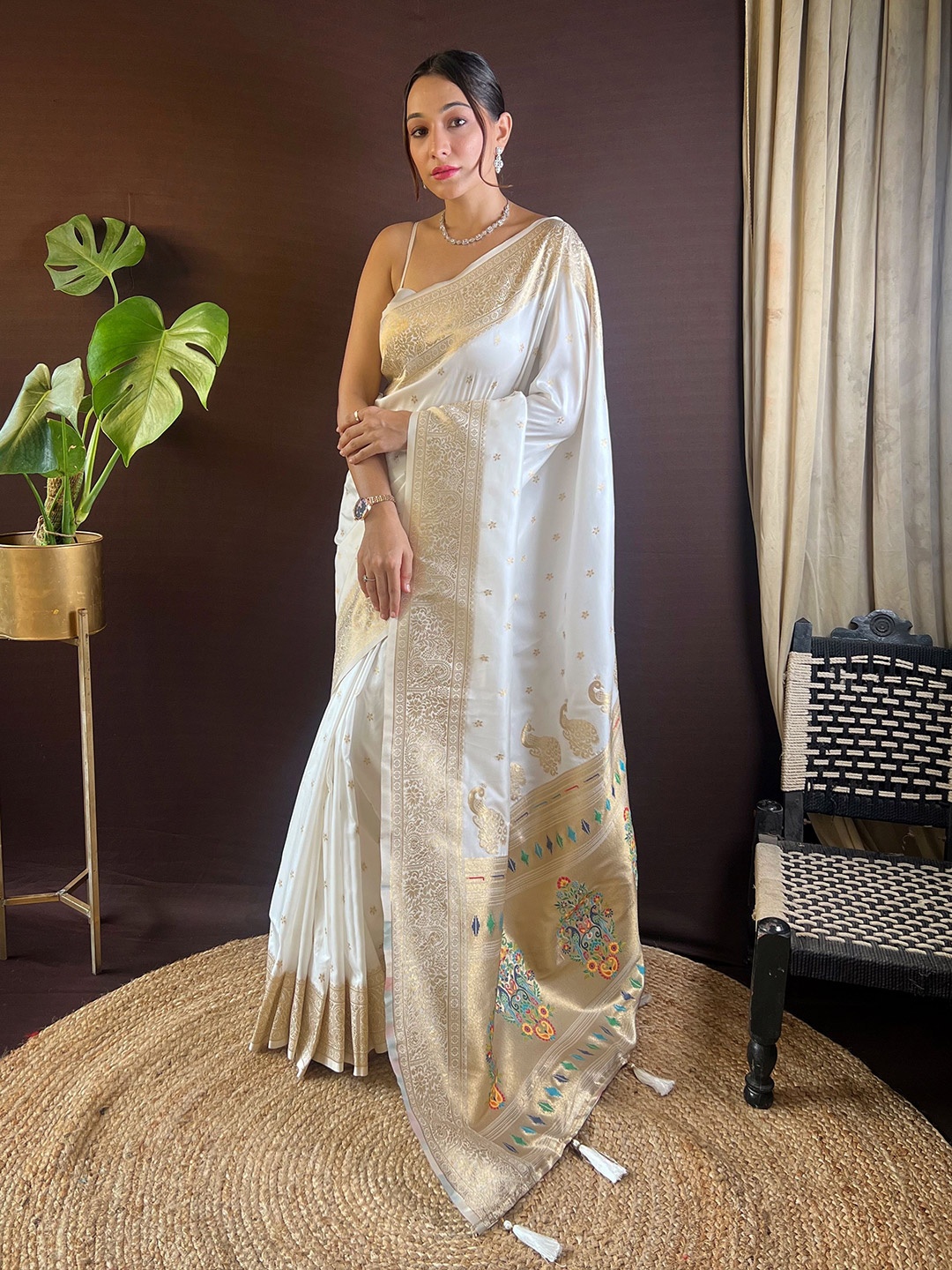 

HEER FASHION Woven Design Paithani Saree, White