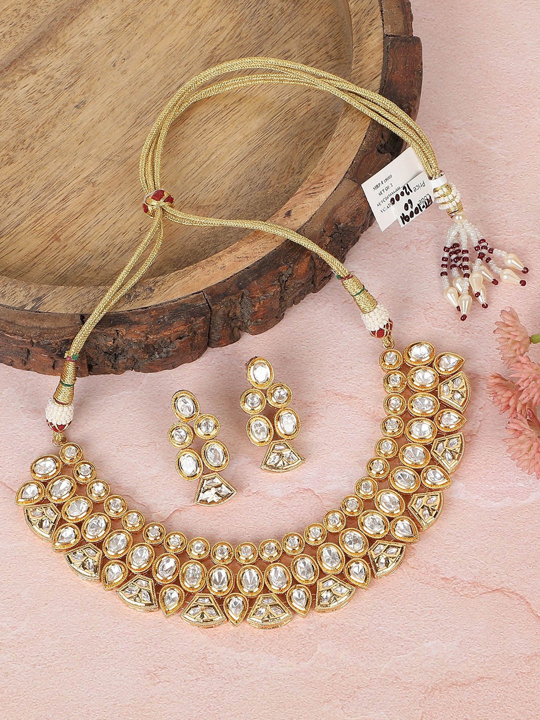 

AURAA TRENDS Gold Plated Kundan Studded & Beaded Jewellery Set