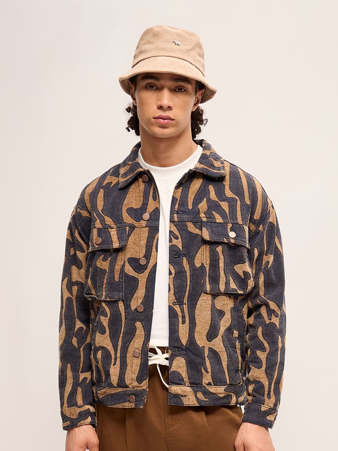 

THE BEAR HOUSE Men Abstract Printed Spread Collar Jacket, Black