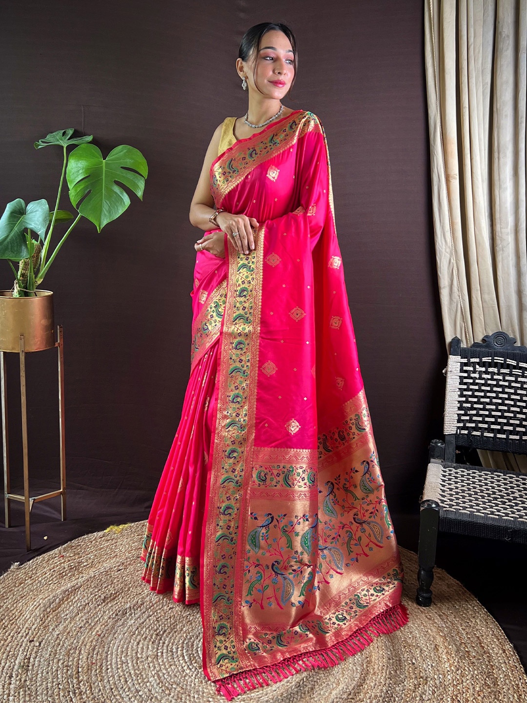 

HEER FASHION Woven Design Zari Silk Blend Paithani Saree, Pink