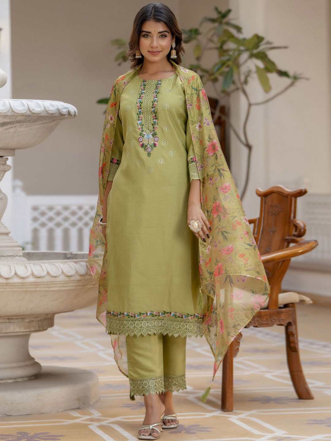 

VredeVogel Floral Yoke Design Regular Thread Work Kurta with Trousers & Dupatta, Green