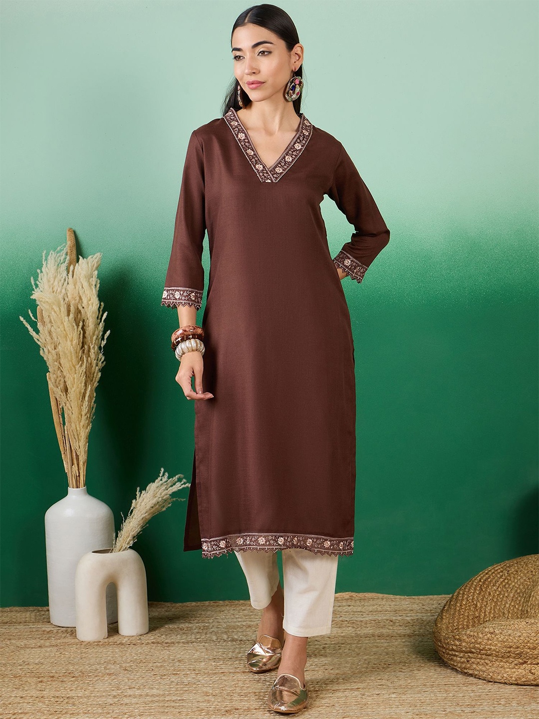 

Sangria Women Solid Side Slits V-Neck Kurti, Coffee brown