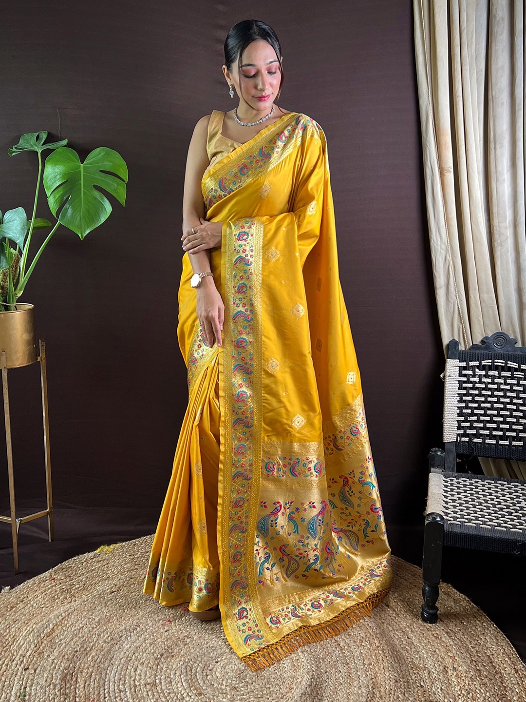 

HEER FASHION Woven Design Zari Silk Blend Paithani Saree, Yellow