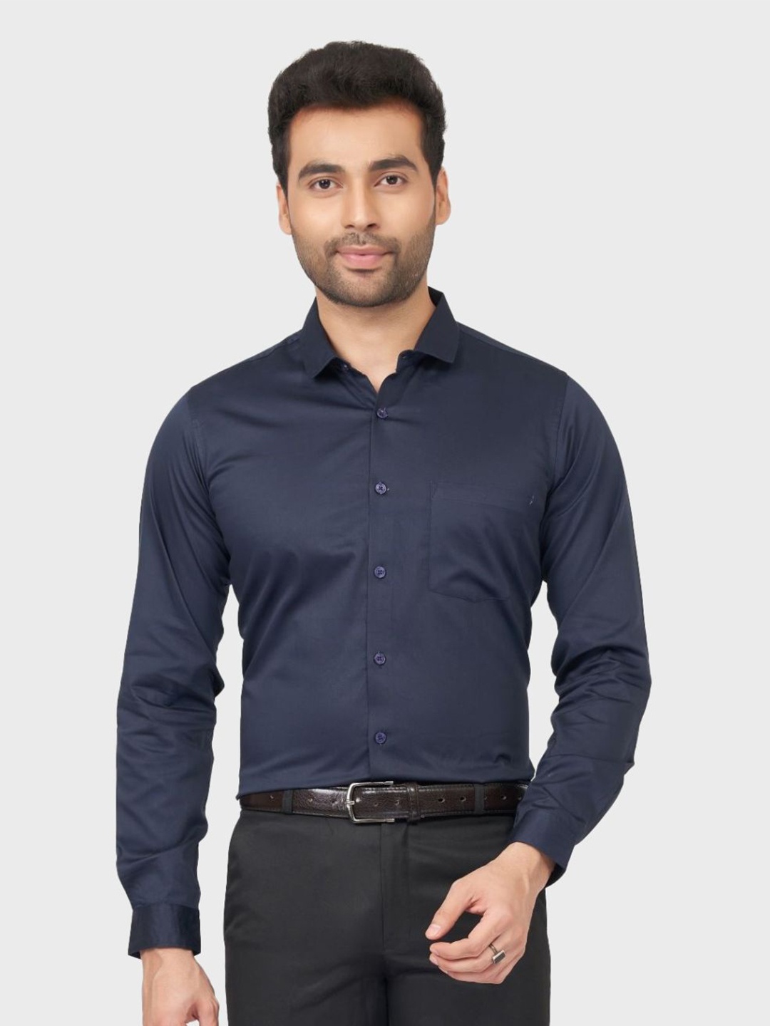 

MANTICORE Men Solid Slim Fit Cutaway Collar Pocket Formal Shirt, Navy blue