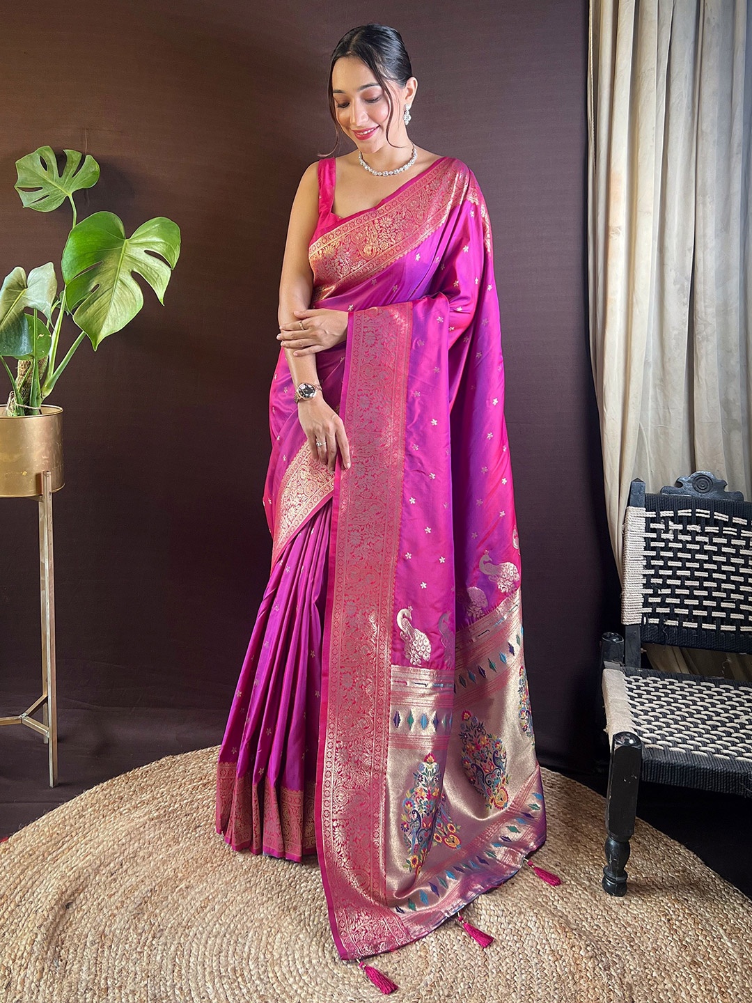 

HEER FASHION Ethnic Motifs Zari Silk Blend Paithani Magenta Saree