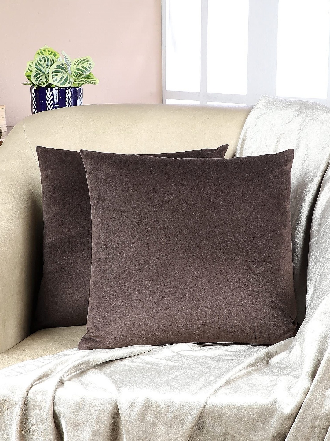 

Decoghar Brown 2 Pieces Velvet Square Cushion Covers