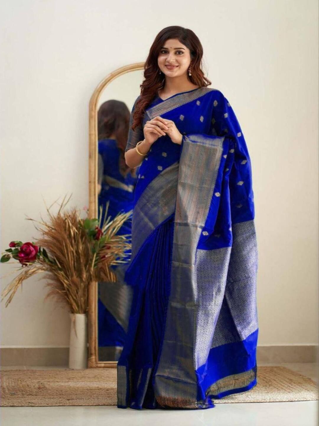 

SANJANA SILK Ethnic Motifs Zari Silk Blend Kanjeevaram Saree, Blue