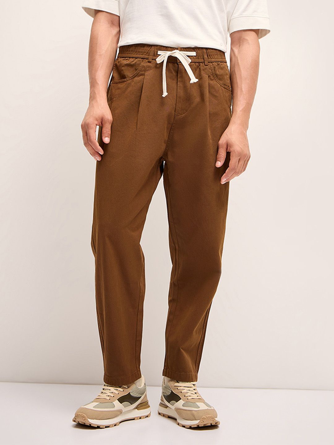 

THE BEAR HOUSE Men Solid Relaxed Fit Pure Cotton Casual Pant, Brown