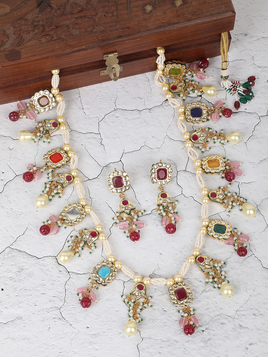 

AURAA TRENDS Gold Plated Kundan Stone Studded Jewellery Set