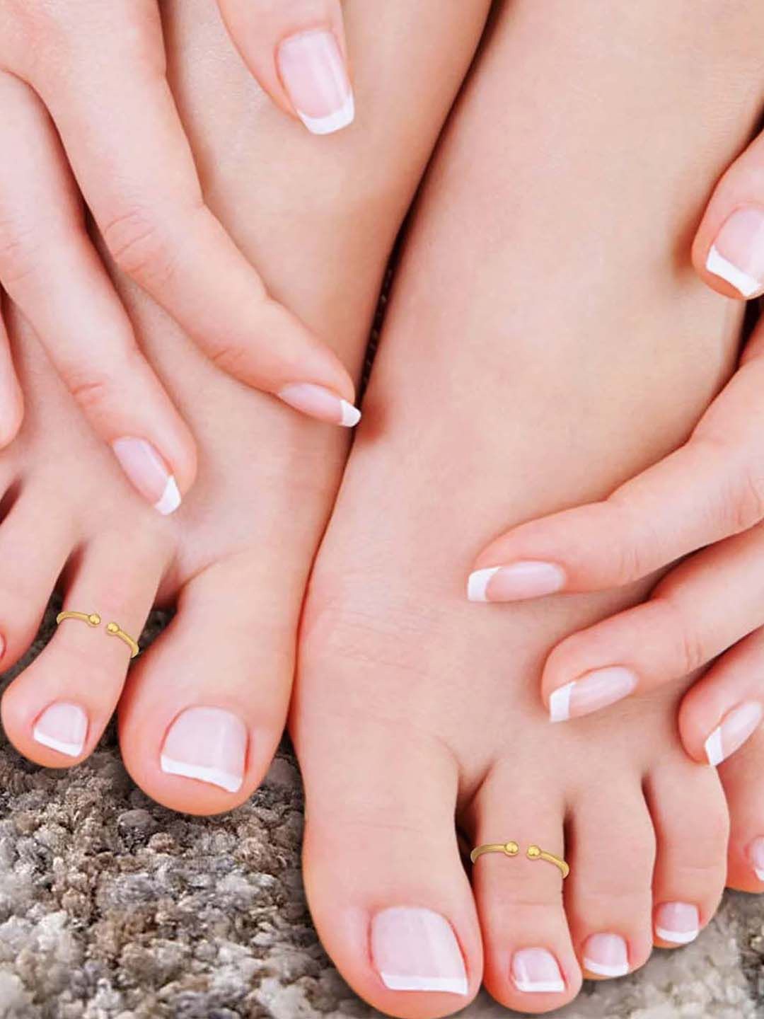 

Goldnera Gold Toned Simple Band Toe Ring