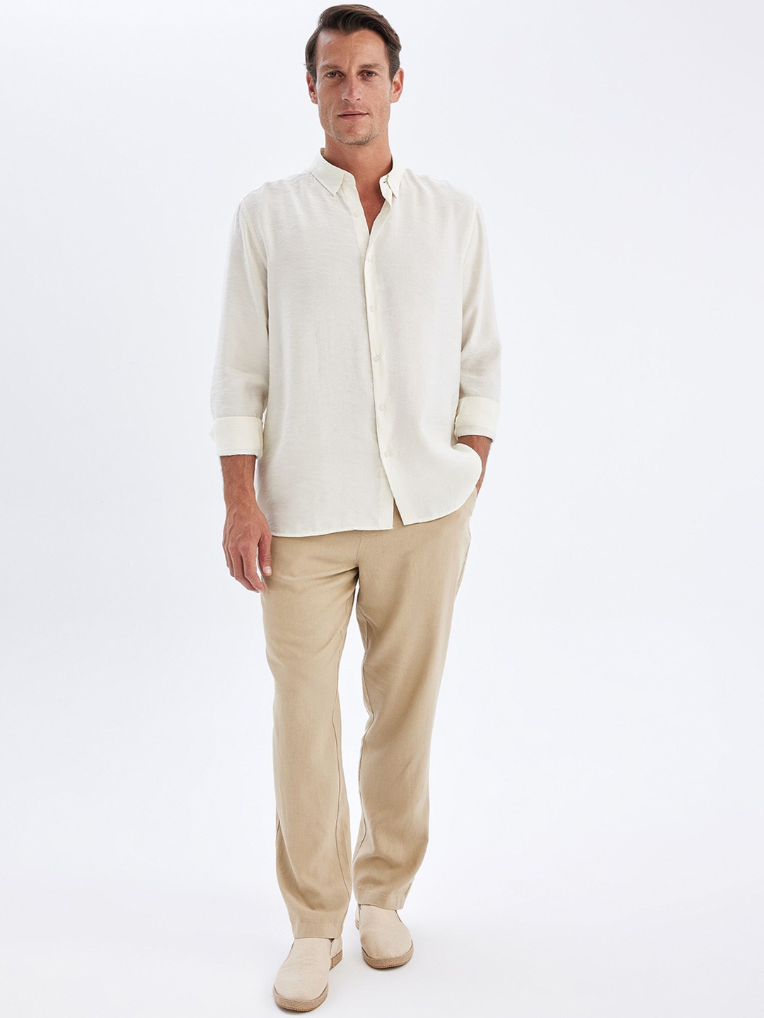 

DeFacto Men Regular Fit Mid-Rise Flat-Front Chinos Trousers, Khaki