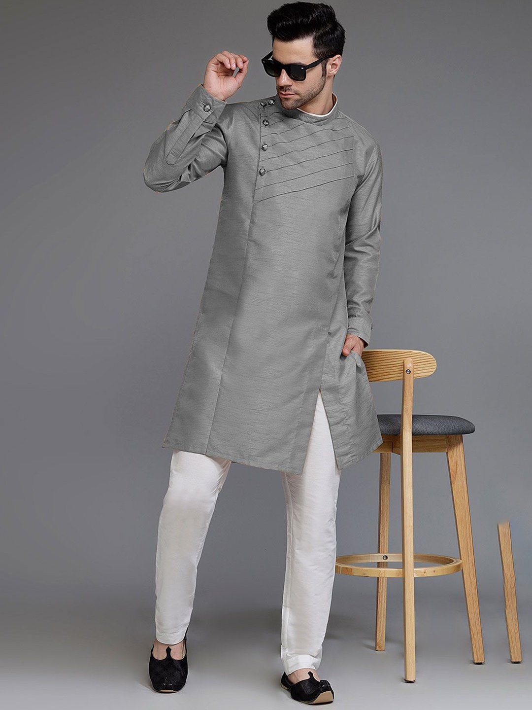 

Utsav Fashion Mandarin Collar Long Sleeves Straight Kurta With Trousers, Grey