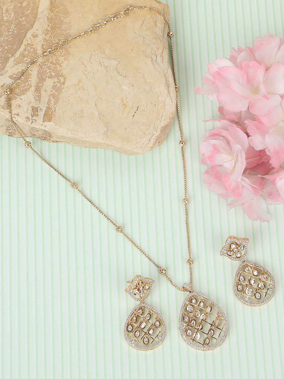 

AURAA TRENDS Gold Plated Kundan Studded Jewellery Set