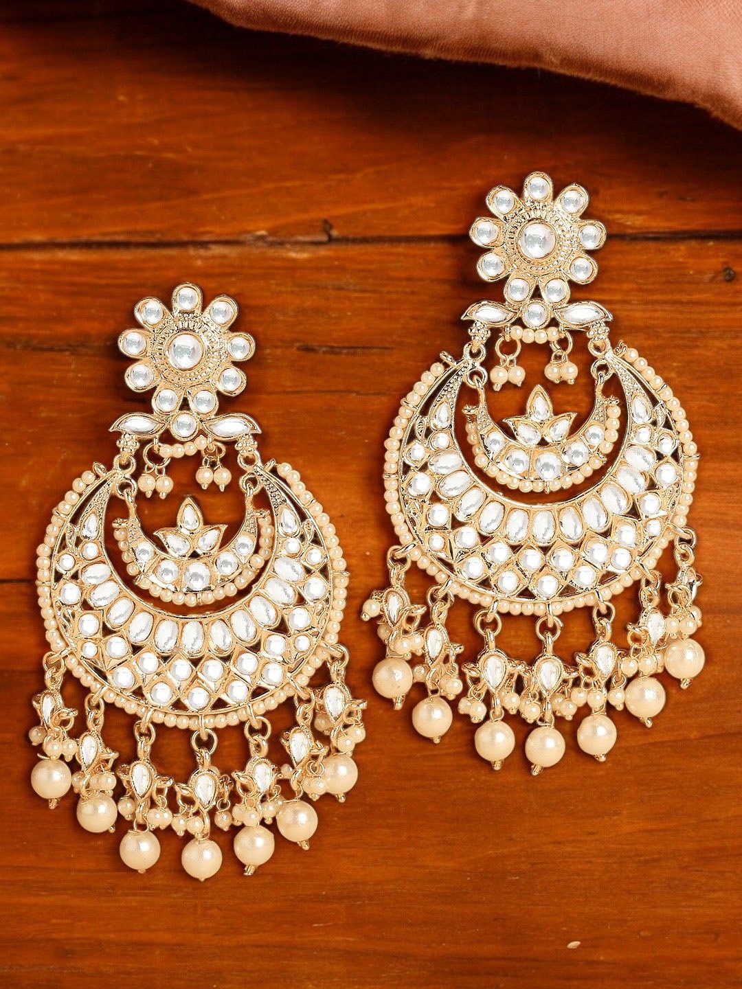 

Anouk Gold Toned Kundan & Pearls Chandbalis