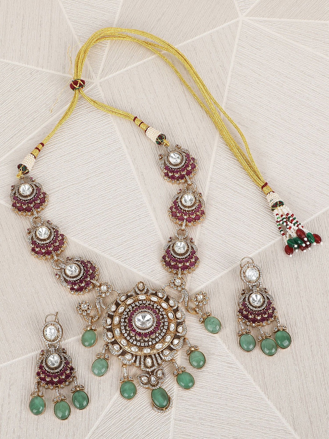 

AURAA TRENDS Gold Plated Kundan Studded Jewellery Set