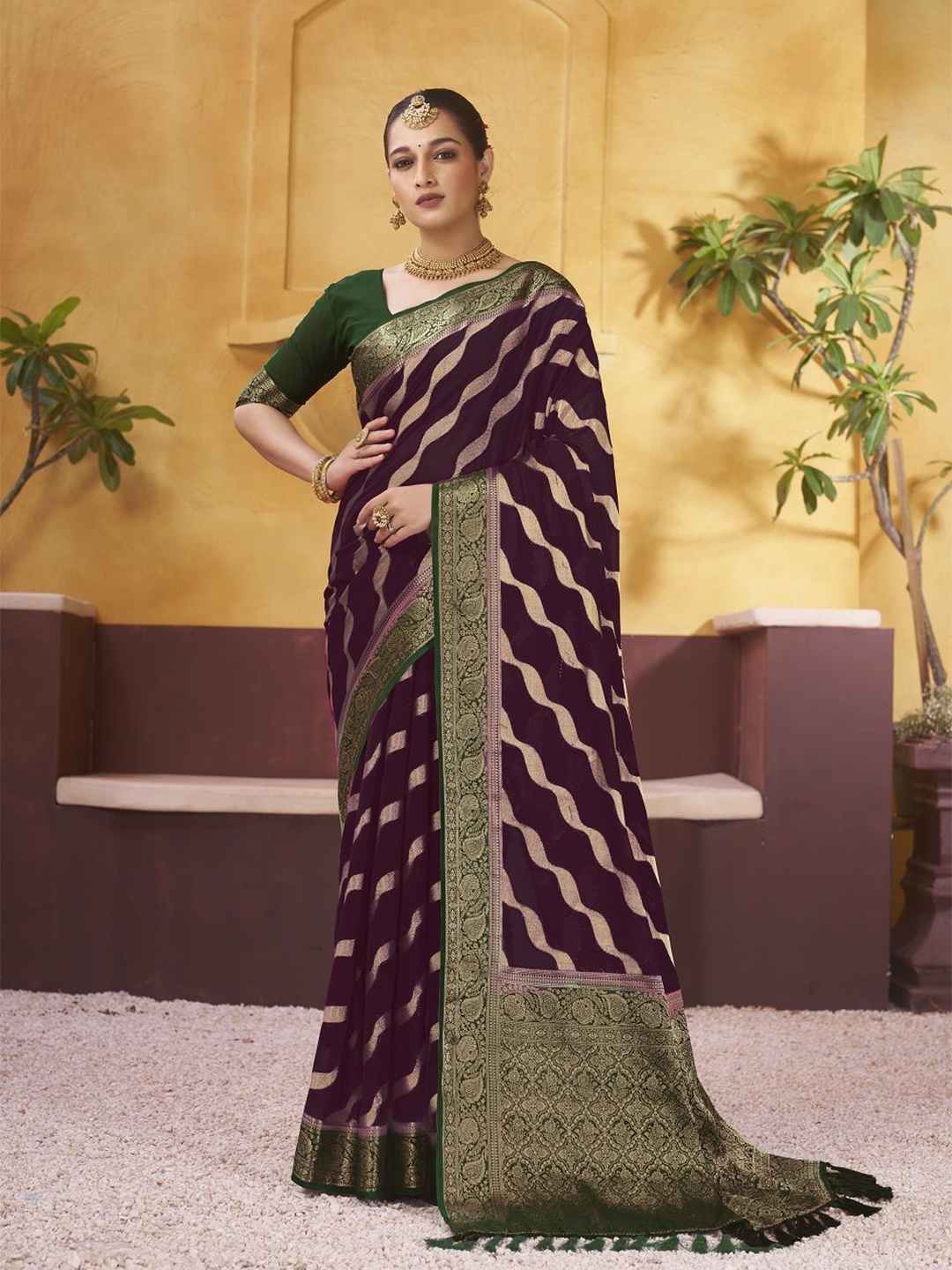 

FLOURIOUS Striped Printed Zari Saree, Violet