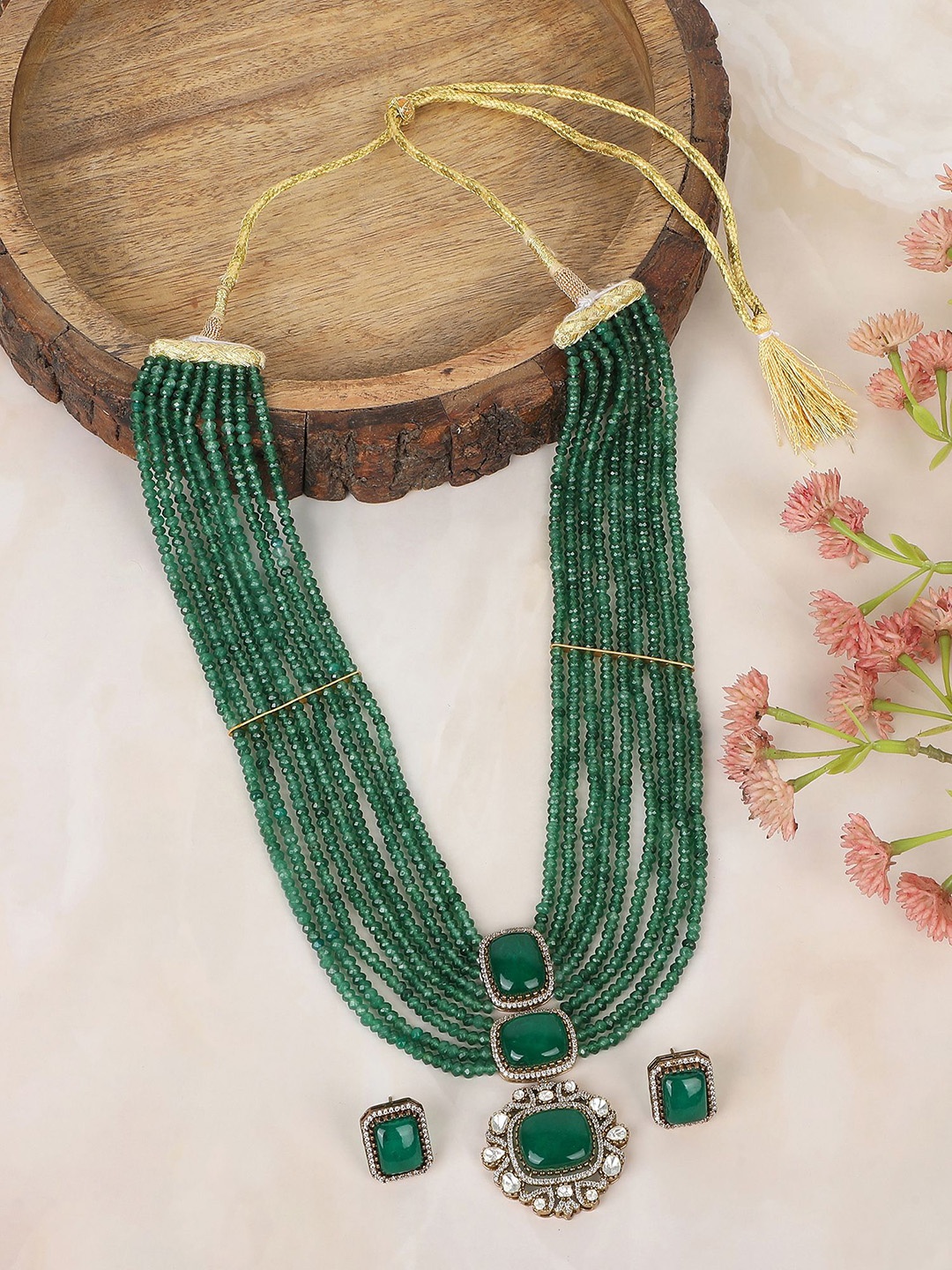 

AURAA TRENDS Gold Plated Kundan Studded & Beaded Jewellery Set