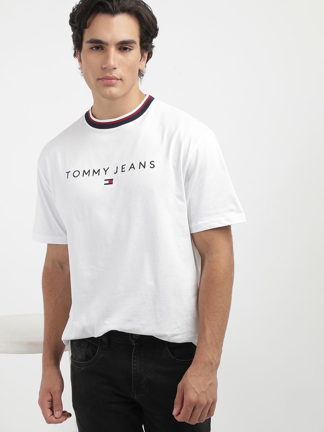 

Tommy Hilfiger Men Brand Logo Round Neck Cotton T-shirt, White