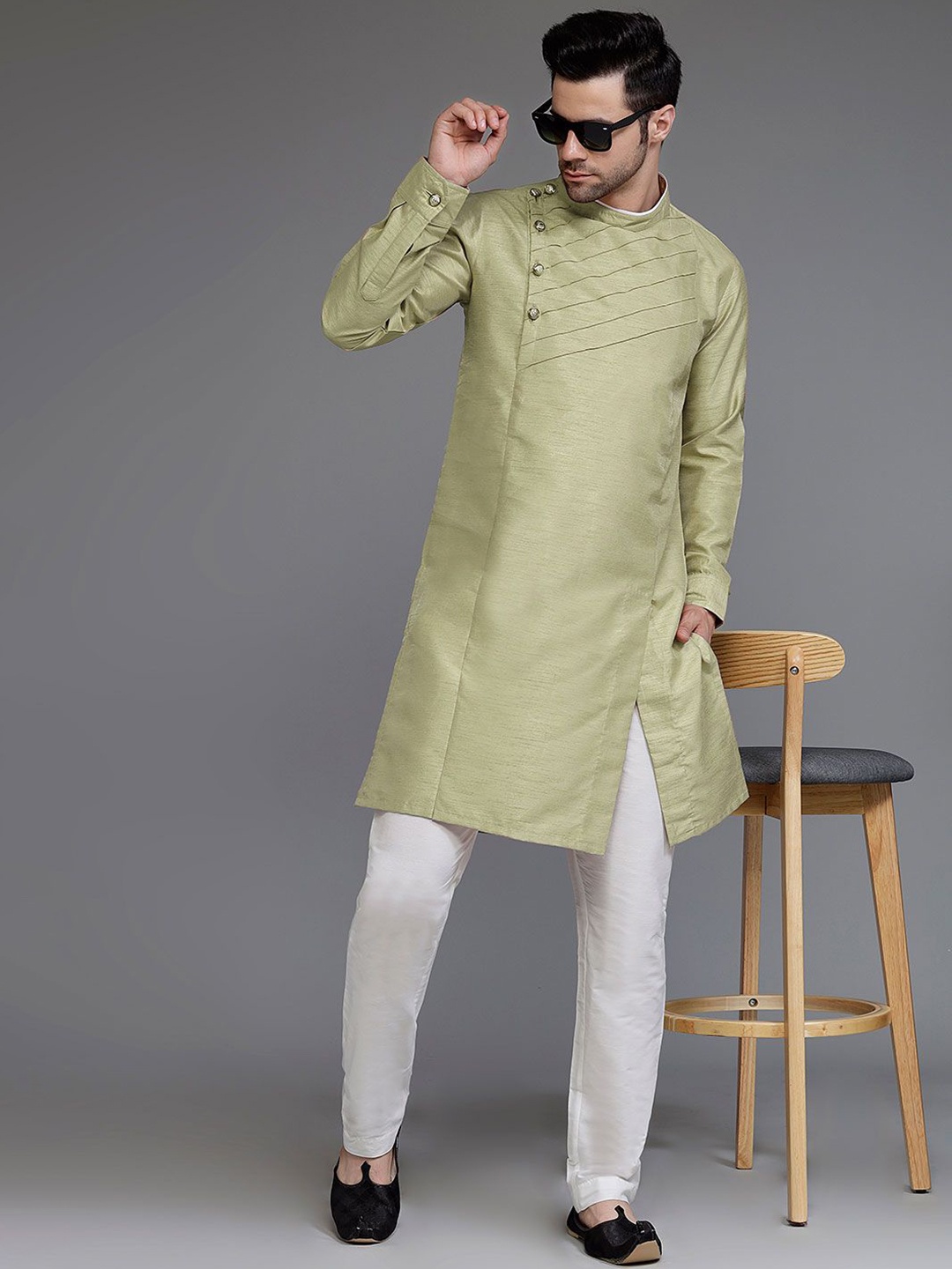 

Utsav Fashion Mandarin Collar Long Sleeves Straight Kurta With Trousers, Green