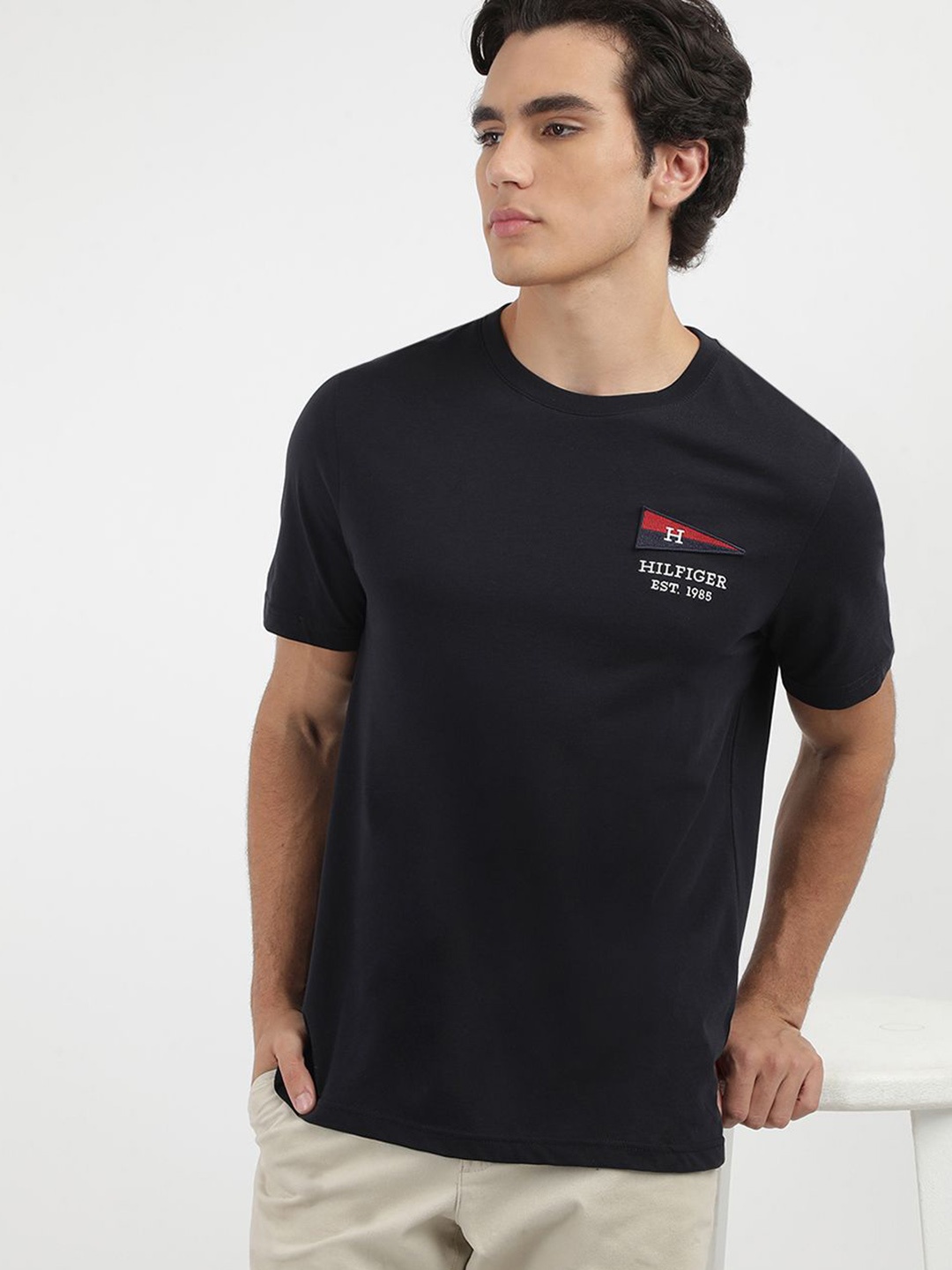 

Tommy Hilfiger Men Brand Logo Round Neck Cotton Tshirt, Navy blue