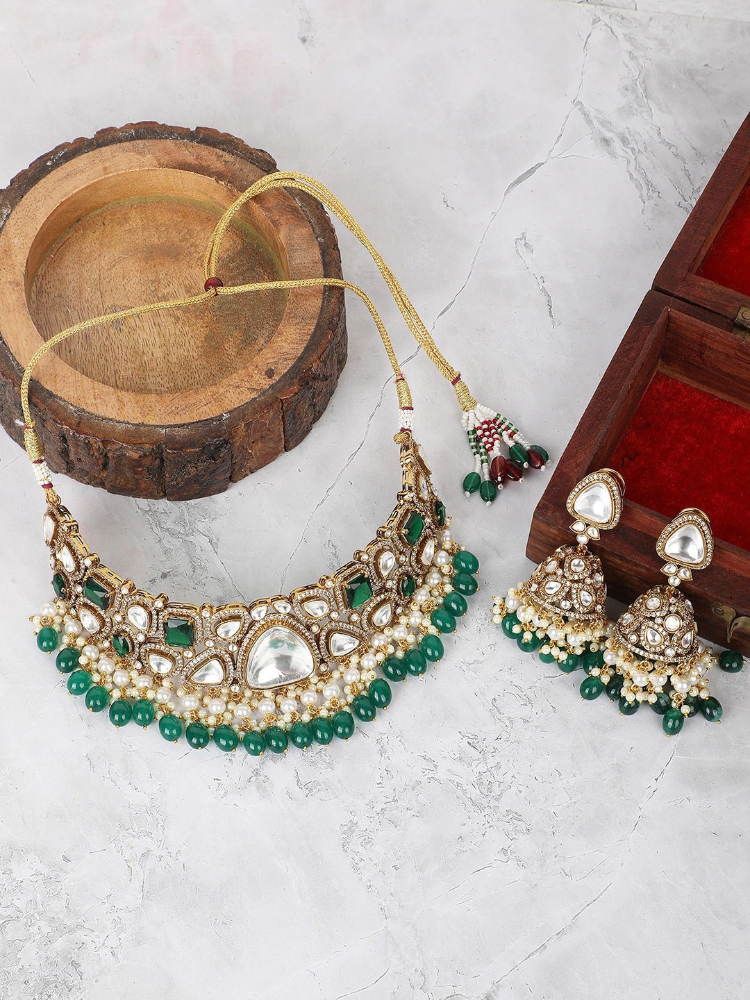 

AURAA TRENDS Gold Plated Kundan Studded Jewellery Set