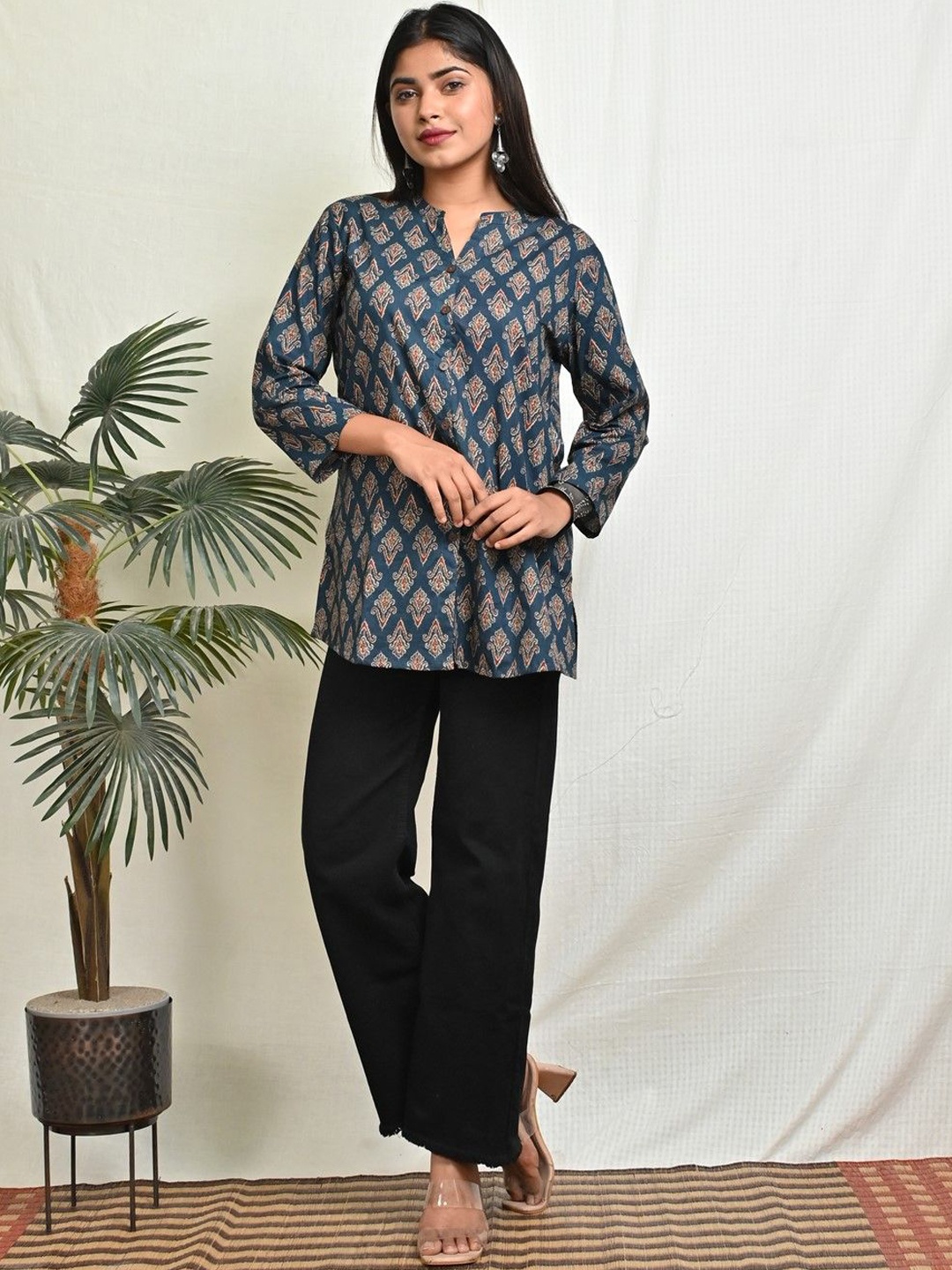 

Earthwear Ethnic Motifs Printed Mandarin Collar Pure Cotton Straight Kurti, Blue