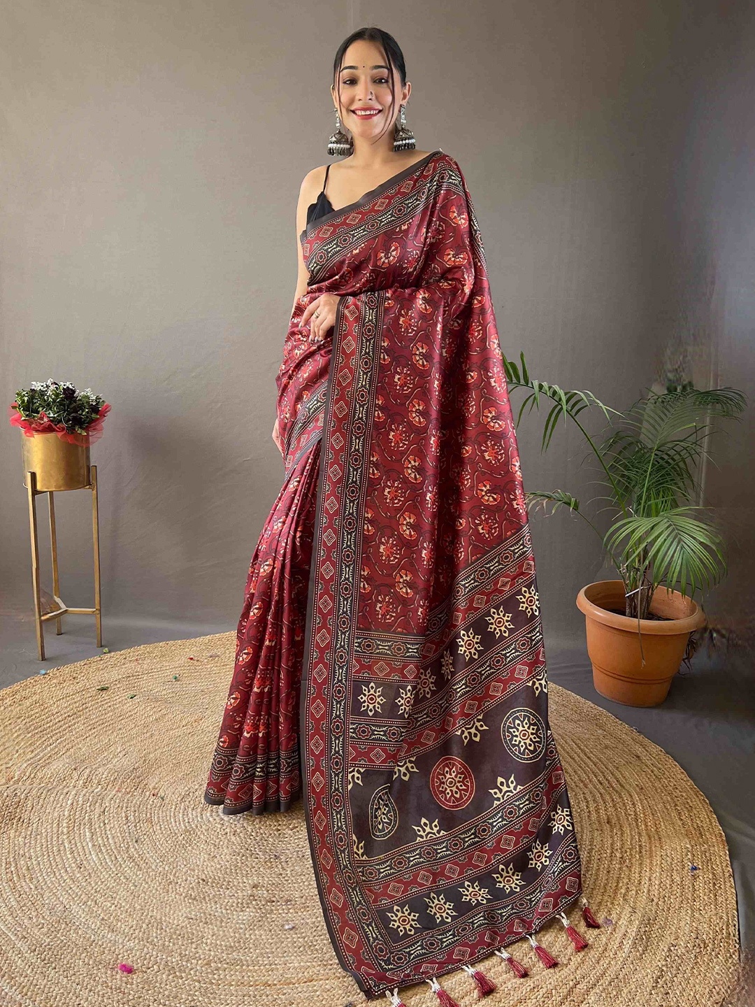 

DEVATITHI Floral Silk Blend Red Saree